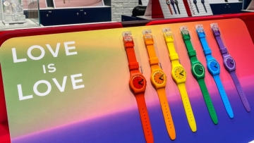 Μαλαισία: Με τρία χρόνια φυλακή απειλούνται όσοι φορούν ή πουλάνε ρολόγια Swatch στα χρώματα της ΛΟΑΤΚΙ+ κοινότητας