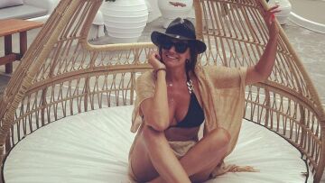 Βίκυ Κουλιανού: Ποζάρει με μαγιό στη Σαντορίνη