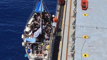 Πύλος: Διάσωση 60 μεταναστών από ιστιοφόρο - Μεταφέρθηκαν με σκάφος του Λιμενικού στο Κατάκολο (βίντεο)