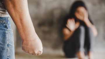 Ενδοοικογενειακή βία: «Τα μάτια του έλεγαν: Θα σε σκοτώσω» - Η συγκλονιστική εξομολόγηση από θύμα