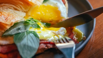 Φέτα με αυγά στο τηγάνι: Η συνταγή που έχει ξετρελάνει το Tik Tok