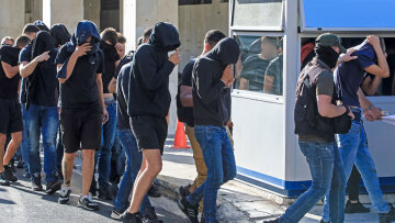 Νέα Φιλαδέλφεια: Έφτασαν στα δικαστήρια οι 40 χούλιγκαν που απολογούνται σήμερα για τη δολοφονία του Μιχάλη