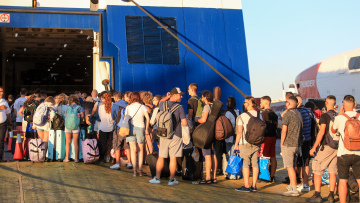 «Αδειάζει» η Αθήνα - Μόνο από το λιμάνι του Πειραιά έφυγαν 32.580 επιβάτες σε μία μέρα