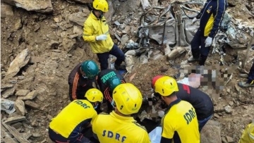 Ινδία: Αυτοκίνητο καταπλακώθηκε σε κατολίσθηση – Νεκροί οι πέντε επιβαίνοντες (βίντεο)