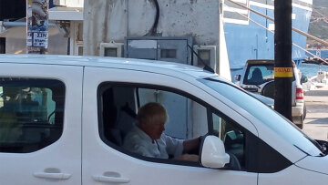 Μπόρις Τζόνσον: Στην Κάρυστο ο πρώην πρωθυπουργός της Βρετανίας - Δείτε φωτογραφίες