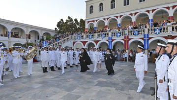 Τήνος: Η μπάντα του Πολεμικού Ναυτικού ψάλλει τον εθνικό ύμνο