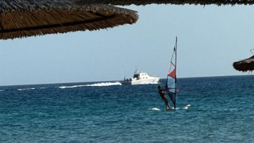 Συναγερμός στην Πάρο: Έρευνες του Λιμενικού για αγνοούμενο σέρφερ - Δείτε βίντεο