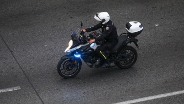 Πάτρα: Συνελήφθη 35χρονη που άφησε τα παιδιά της κλειδωμένα στο IX και πήγε σε μπαρ