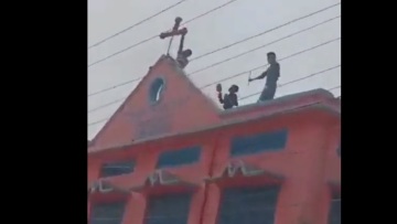 Πακιστάν: Μουσουλμάνοι βανδάλισαν εκκλησίες και σπίτια Χριστιανών - Τους κατηγόρησαν για βεβήλωση του Κορανίου