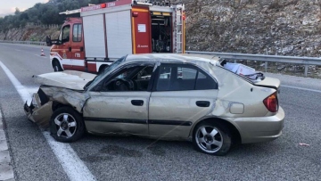 Ιόνια Οδός: Τροχαίο με τραυματισμό στον Κουβαρά, ήταν τριμελής οικογένεια στο ΙΧ - Δείτε φωτογραφίες