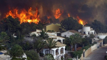 Ισπανία: Πυρκαγιά μαίνεται «εκτός ελέγχου» στη βόρεια Τενερίφη - Δείτε βίντεο