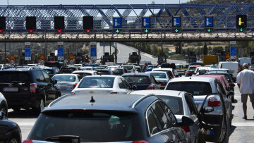 Εθνική Οδός Αθηνών-Κορίνθου: Μεγάλη ταλαιπωρία για τους οδηγούς λόγω της φωτιάς στο βυτιοφόρο