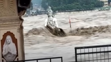 Ινδία: Τόνοι λάσπης «καταπίνουν» σπίτια και ναούς, αγωνιώδεις διασώσεις ανθρώπων κάτω από συντρίμμια - Δείτε βίντεο
