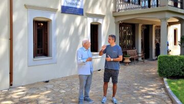 Ο Μητσοτάκης με την κόρη του Δάφνη στο μουσείο Βενιζέλου στη Χαλέπα