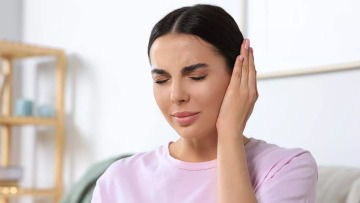 Καλοκαιρινή ωτίτιδα: Τα ενοχλητικά συμπτώματα – Η θεραπεία που ανακουφίζει