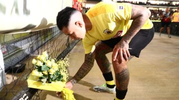 ΑΕΚ - Ντιναμό Ζάγκρεμπ: Λουλούδια στη μνήμη του Μιχάλη άφησαν οι παίκτες πριν τον αγώνα