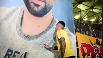 Τρομερή στιγμή στην OPAP Arena - Ο Αραούχο αγγίζει την  φωτογραφία του Μιχάλη - Δείτε φωτογραφία 