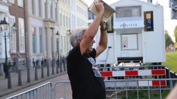 Ολλανδία: Αρχηγός ακροδεξιού κινήματος έσκισε το Κοράνι έξω από την τουρκική πρεσβεία στη Χάγη - Δείτε βίντεο