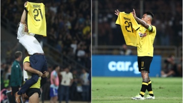 ΑΕΚ: Αλμέιδα και Αραούχο πανηγύρισαν την πρόκριση με τη φανέλα του Μιχάλη στα χέρια 