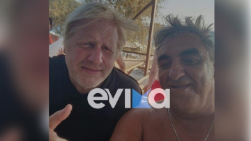 Μπόρις Τζόνσον: Πήγε για μπάνιο σε «μία από τις ωραιότερες παραλίες στην Ελλάδα» - Κάνει tour στα χωριά της Εύβοιας