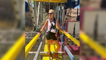 Βίντεο: Η Σάσα Σταμάτη έκανε bungee jumping από τον Ισθμό της Κορίνθου