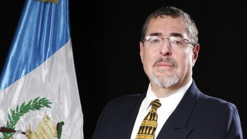 Ο Μπερνάρντο Αρέβαλο εκλέγεται πρόεδρος της Γουατεμάλας