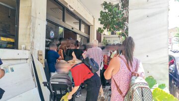 Νέες ταυτότητες: Ουρές σε αστυνομικά τμήματα για επανέκδοση των παλιών ταυτοτήτων - Οργανώνονται συλλαλητήρια 