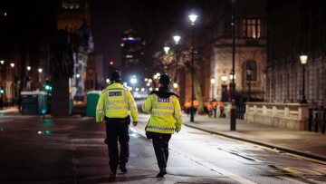 Βρετανία: Κάθειρξη 16 ετών σε πρώην αστυνομικό που κατηγορείται για «πολλαπλούς βιασμούς»