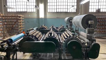 «Πεταλούδα»: Το εργοστάσιο της ιστορικής κλωστοϋφαντουργίας ξαναζωντανεύει με μια έκθεση 