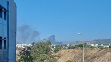 Φωτιά στον Ασπρόπυργο - Κίνηση: Πού έχει διακοπεί η κυκλοφορία