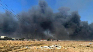 Φωτιά στον Ασπρόπυργο: Αστυνομικοί τραυματίστηκαν όταν εμπόδισαν πλιάτσικο σε εργοστάσιο