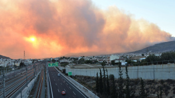 Φωτιά στη Φυλή: Ασύλληπτες εικόνες από το πυκνό σύννεφο καπνού πάνω από την Αττική Οδό