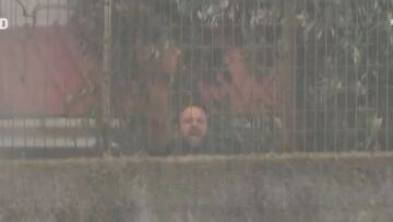 Μενίδι: Κάτοικος ζητά βοήθεια σε live μετάδοση ενώ καίγεται το σπίτι του