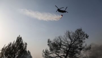 Ένοπλες Δυνάμεις: 1.080 ανθρώπους και 540 οχήματα «έριξε» σήμερα ο Στρατός στη μάχη με τις φλόγες