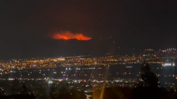 Φωτιά στην Πάρνηθα: Καίει σε χαράδρα - Μάχη τη νύχτα με τις αναζωπυρώσεις
