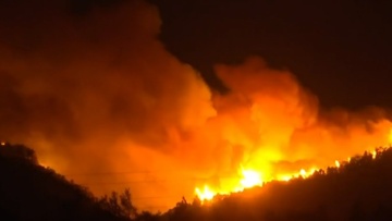 Μεγάλη αναζωπύρωση στην Πάρνηθα: Εκκενώθηκαν Αγία Παρασκευή και Άγιος Νικόλαος, στο νοσοκομείο πυροσβέστης