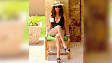 Σάλμα Χάγιεκ: Ποζάρει στο Instagram με μαγιό και γόβες