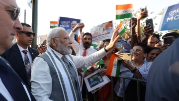 Ινδία: Το μήνυμα του Ναρέντρα Μόντι στα ελληνικά κατά την άφιξή του στην Αθήνα - Δείτε βίντεο και φωτογραφίες