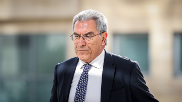 Καπερνάρος για Ρούτσι: «Περιφέρεται στο δικαστήριο με το καπέλο, κάνει ό,τι μπορεί για να δημιουργεί θέματα»