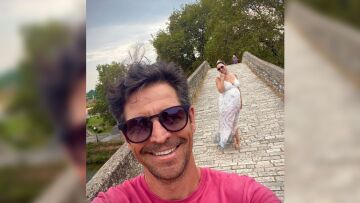 Απόστολος Ρουβάς: Πόζαρε μαζί με την εγκυμονούσα σύντροφό του στο Γεφύρι της Άρτας