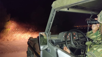 O ρόλος του στρατού στη μάχη με τις φλόγες: Ολονύχτια επιτήρηση και περιπολίες μέσα στα βουνά