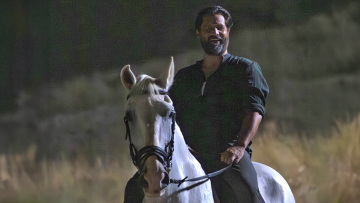 Ο Αδάμ Μπουσδούκος για πρώτη φορά στην ελληνική τηλεόραση