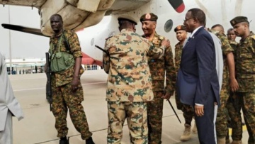 Πόλεμος στο Σουδάν: Ο αρχηγός του στρατού προσγειώνεται στο Πορτ Σουδάν