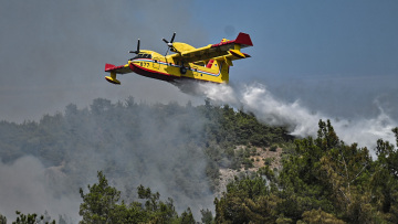 Mάχη με τις αναζωπυρώσεις σε Έβρο και Ροδόπη - «Προστατεύουμε τον πυρήνα της Δαδιάς», λέει ο Αρτοποιός
