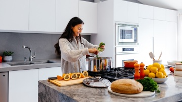 «Δεν θέλω δουλειά και καριέρα, αλλά να είμαι στο σπίτι, να μαγειρεύω και να φτιάχνω γλυκά»