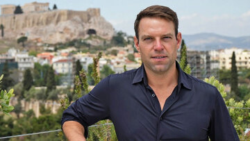 Στέφανος Κασσελάκης: «Τσέο» ή Ρίκι Μάρτιν; - Η σημειολογία ενός βίντεο