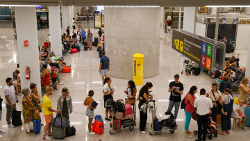 Υπάρχει τρόπος να αποζημιωθούν οι επιβάτες από το αεροπορικό χάος στην Ευρώπη; - Τι ισχύει για τους Έλληνες πολίτες