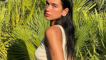 Dua Lipa: Σε βραδινό έξοδο, με δαντελωτό, διάφανο σουτιέν σε ρόλο τοπ