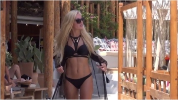 Τζούλια Νόβα: Κάνει διακοπές στη Μύκονο