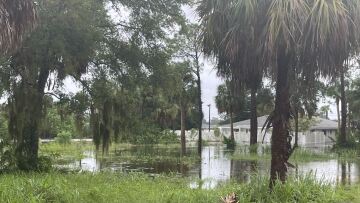 Τυφώνας Ιντάλια: Κάτω από το νερό η «ελληνική» πόλη της Φλόριντα Τάρπον Σπρινγκς - Κανό και φουσκωτά στους δρόμους